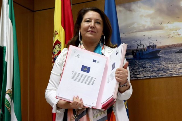La consejera en funciones de Agricultura, Ganadería, Pesca y Desarrollo Sostenible, Carmen Crespo, con el convenio de colaboración firmado con Portugal.