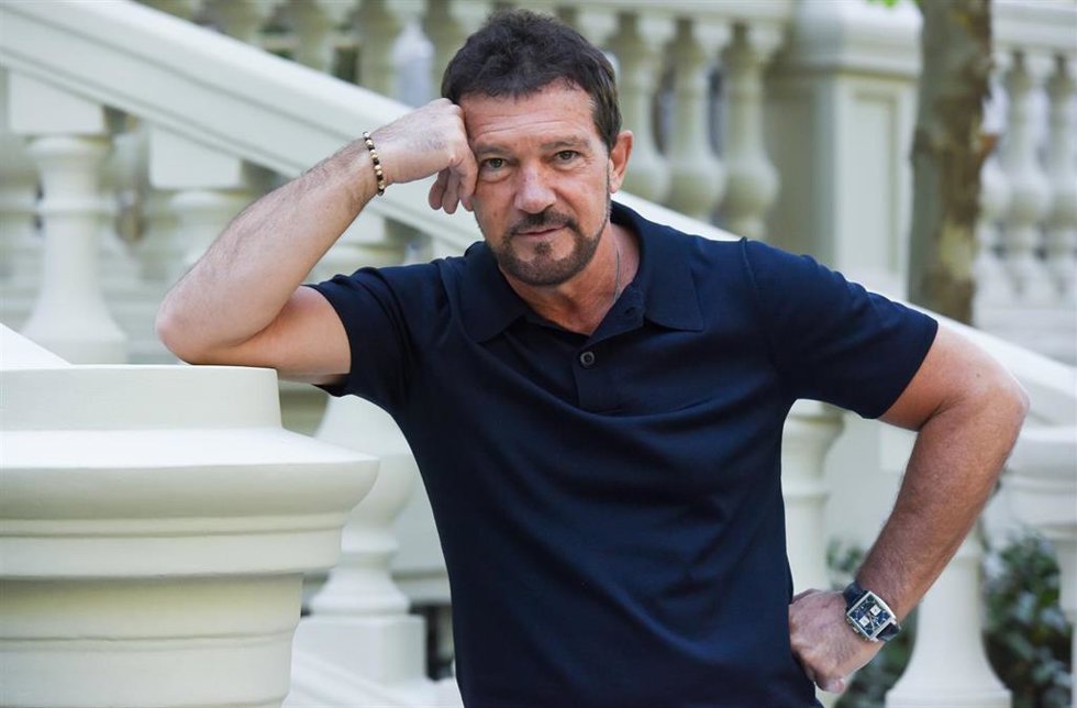 El actor Antonio Banderas posa durante la presentación de un proyecto conjunto para crear teatro musical adaptado al español, en el Hotel Mandarín Oriental Ritz Madrid, a 27 de junio de 2022, en Madrid (España). 