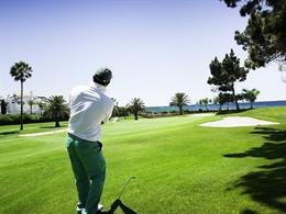 Archivo - Un jugador de golf en la Costa del Sol