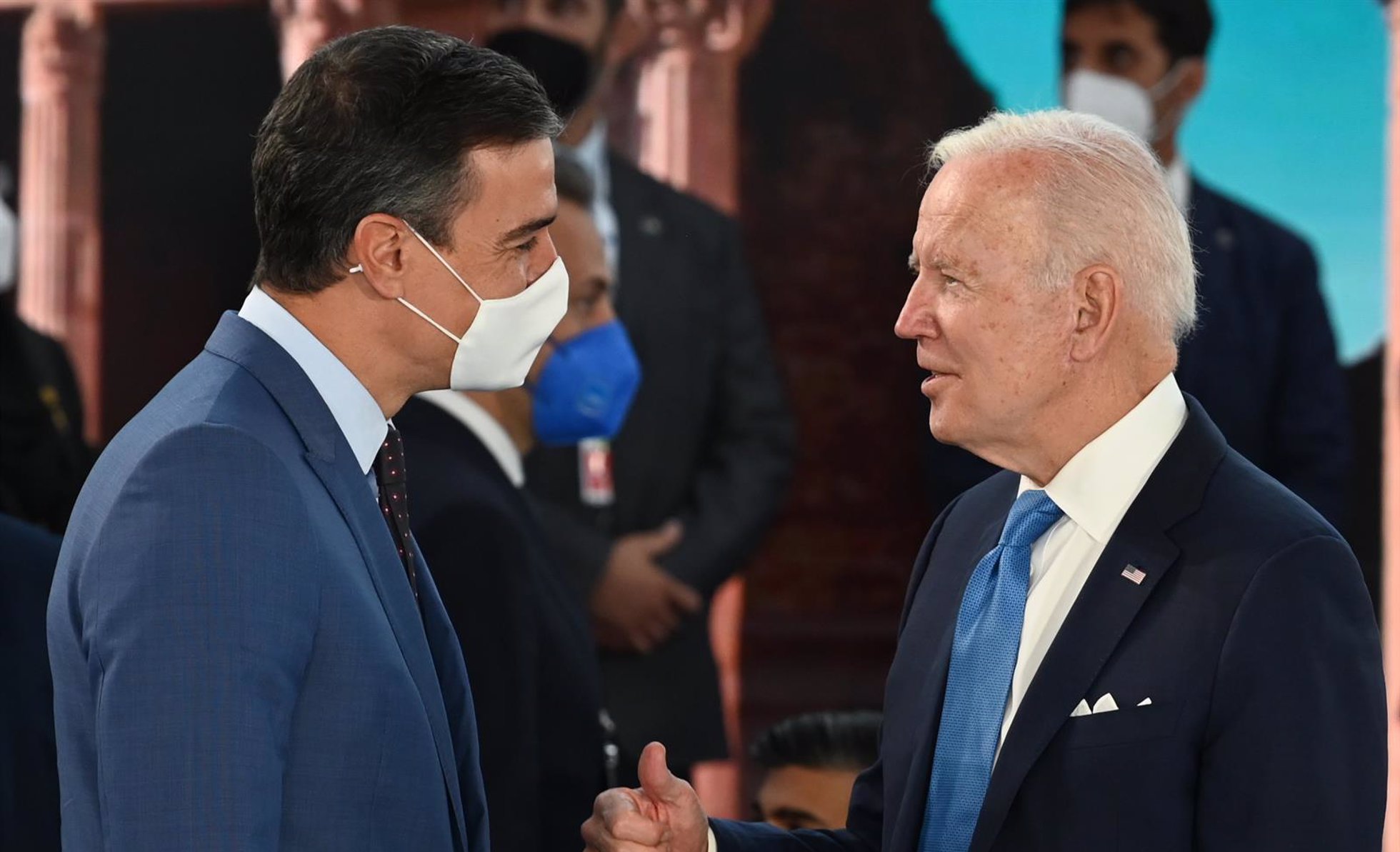 Archivo - El presidente del Gobierno, Pedro Sánchez, conversa con el presidente de Estados Unidos, Joe Biden, durante la cumbre del G20 en Roma