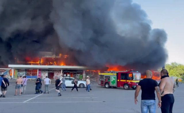 Centro comercial atacado en la localidad ucraniana de Kremenchuk