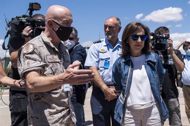 La ministra de Defensa, Margarita Robles, a su llegada a la base aérea de Torrejón de Ardoz para conocer los preparativos de la Cumbre de la OTAN