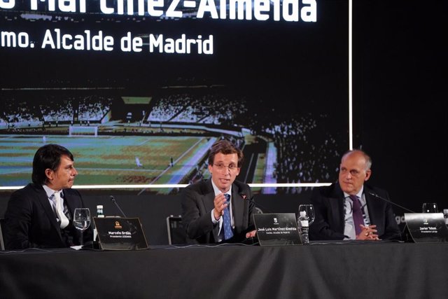 El alcalde de Madrid, José Luis Martínez-Almeida, junto al presidente de LaLiga, Javier Tebas y al presidente de Legends, Marcelo Ordás, durante la presentación de 'Legends-The Home of Football' en Madrid