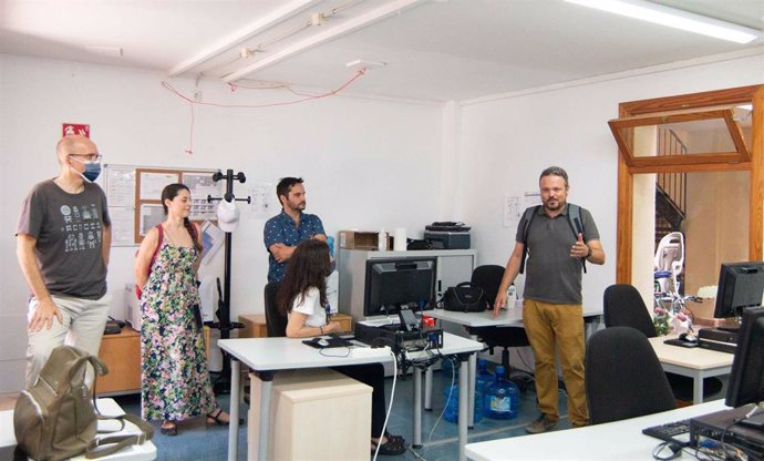 El director general de Comercio del Ayuntamiento de Palma, Fabrizio Di Giacomo, visita a las mujeres que participan en el programa SOIB Palma Informa III.