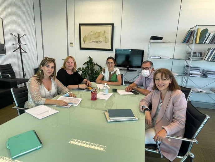 La gerente de APPI, Romina Moya, y la directora general de la CEV, Inmaculada García, se han reunido con la directora general de Obras Públicas, Transporte y Movilidad de la Conselleria, Roser Obrer