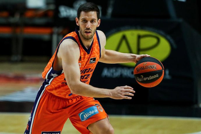 Archivo - Sam Van Rossom con el Valencia Basket