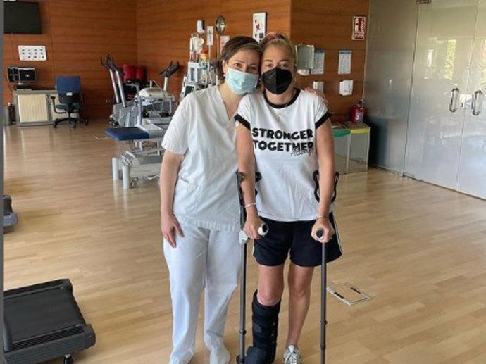 Belén Esteban se recupera poco a poco de su intervención quirúrgica tras la rotura de tibia y peroné