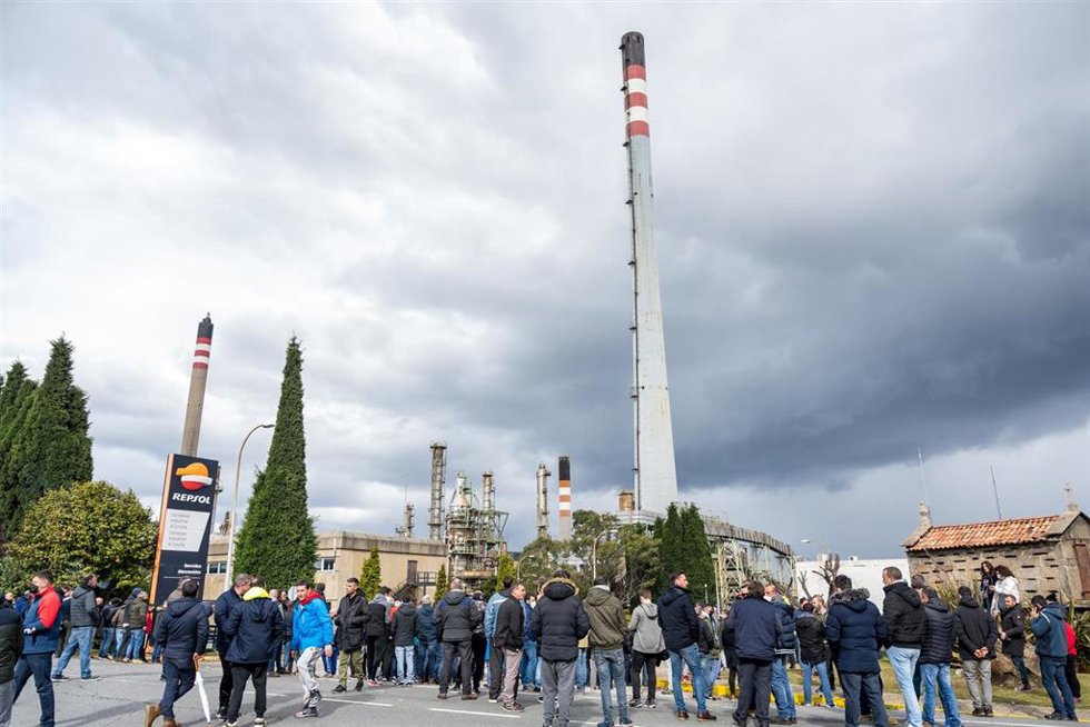 Archivo - Concentración frente a la refinería de Repsol en A Coruña