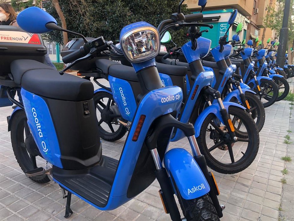 Archivo - Nueva flota de vehículos eléctricos Cooltra en Valencia