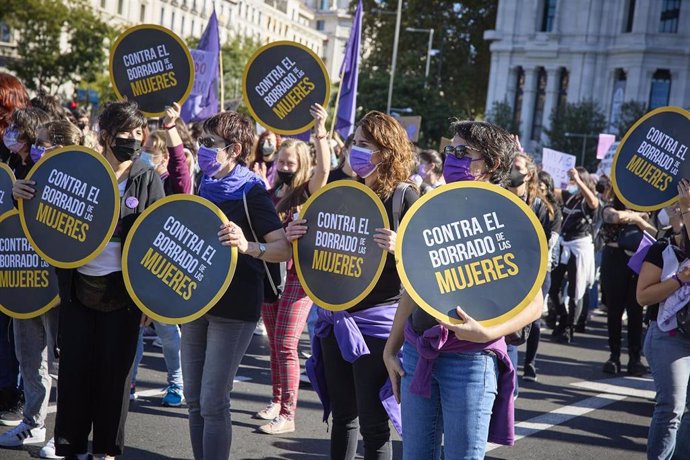 Archivo - Varias personas con carteles de 'Contra el borrado de las mujeres' en una manifestación a favor de los derechos de la mujer