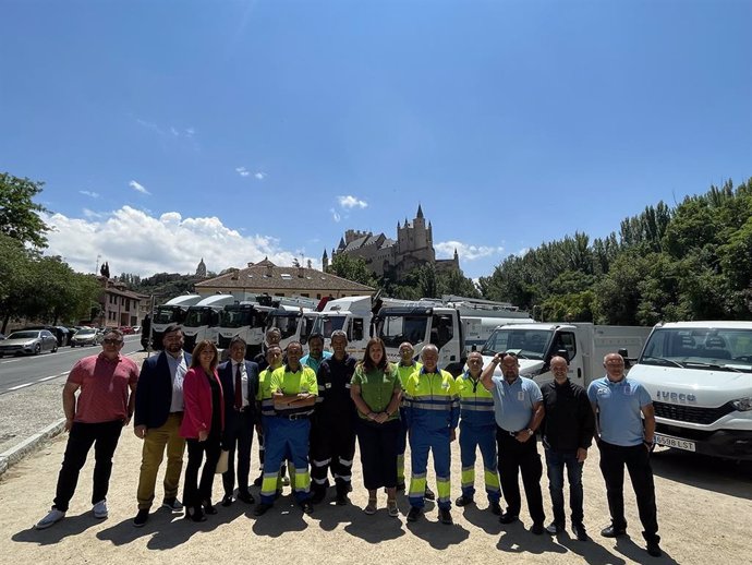 Presentación de los 18 vehículos de GNC del Ayuntamiento de Segovia.