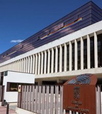 El PSOE coloca en la parte exterior de sus despachos en las Cortes la bandera LGTBI