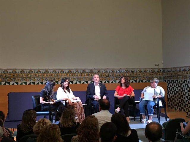 El conseller d'Educació, Josep Gonzàlez-Cambray (al centre), en l'acte de balanç del seu primer any en el càrrec