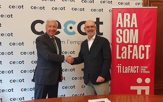 El presidente de la Cecot, Antoni Abad, y el presidente de LaFACT, Xavier Queralt, en la firma del convenio