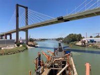 El Puerto de Sevilla comienza con el dragado de la dársena después de un lustro del último realizado
