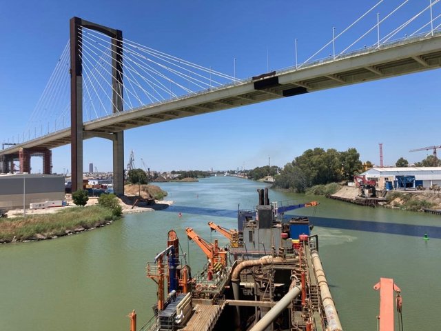 Darsena El Puerto de Sevilla comienza con el dragado de la dársena después de ...
