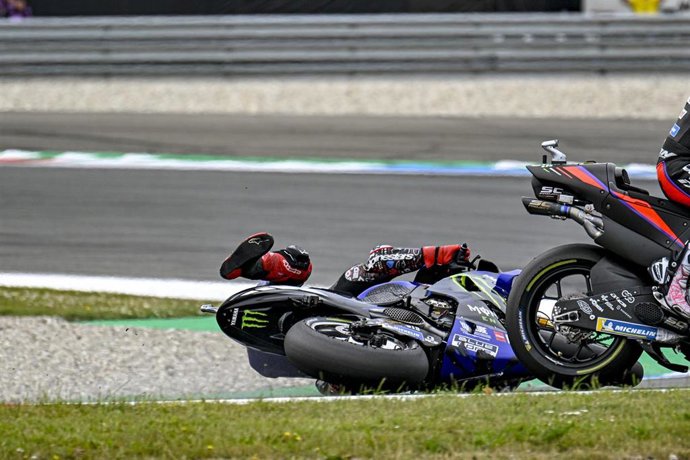 Fabio Quartararo en el momento de caerse y sacar de la pista a Aleix Espargaró en el Gran Premio de los Países Bajos de 2022