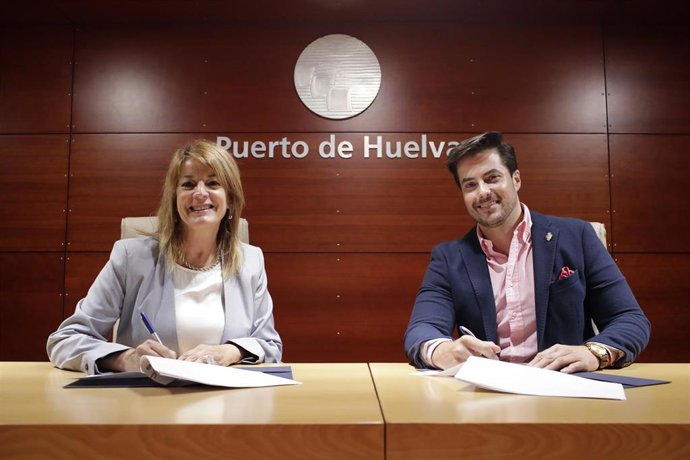 La Hermandad del Carmen recibe el apoyo del Puerto para los actos de la salida de su titular.