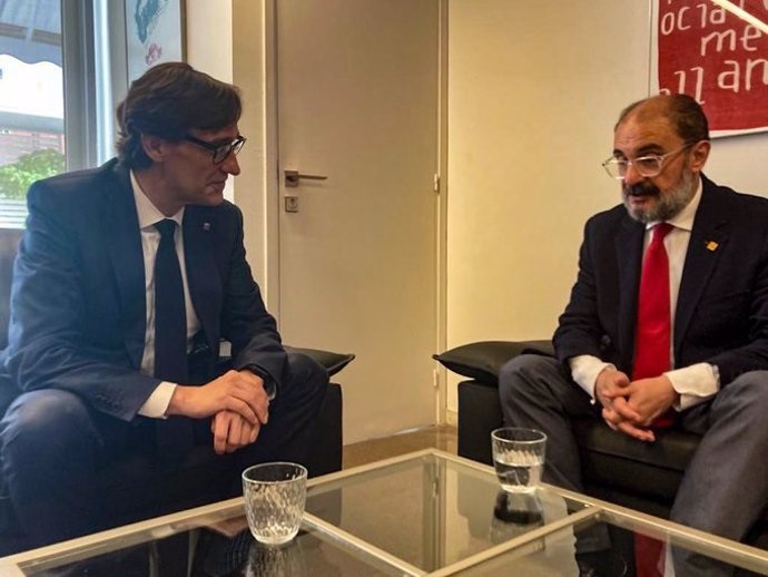 El primer secretario del PSC, Salvador Illa, y el presidente del Gobierno de Aragón, Javier Lambán, en una reunión en Barcelona