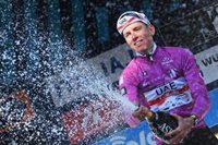 Pogacar espera "continuar" en el Tour de Francia "un año muy positivo" del UAE Team