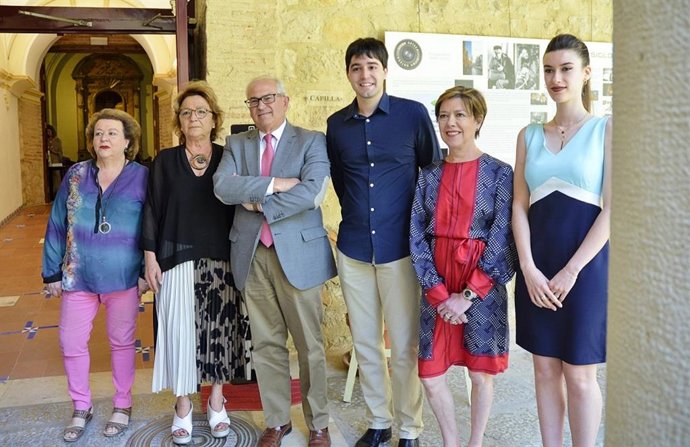 Foto de familia con los ganadores del IX Premio de Investigación
