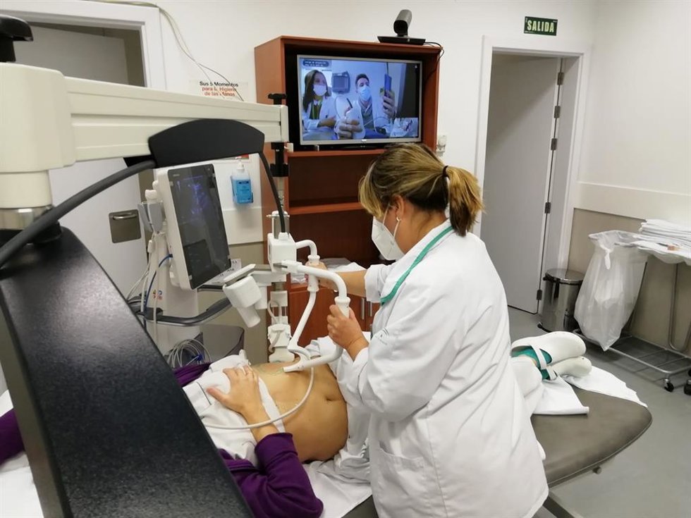 Archivo - El Hospital Virgen de las Nieves de Granada hace ecografías a distancia, en una imagen de archivo