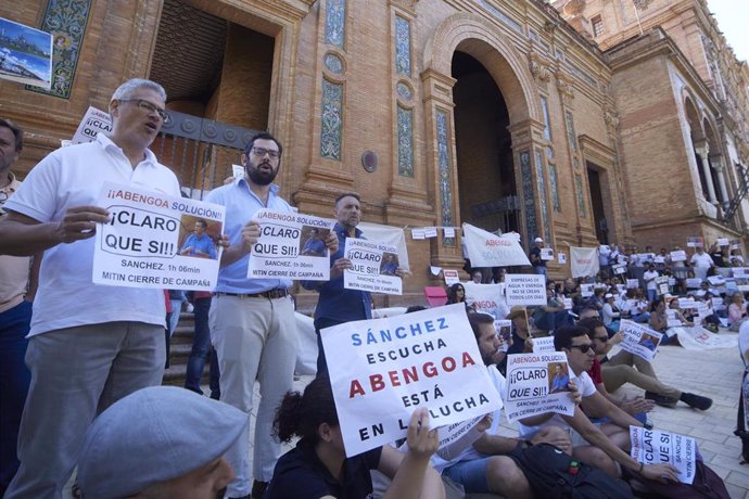 Trabajadores de Abengoa se concentran en la Delegación del Gobierno en Andalucía tras conocerse que el Consejo de Ministro iba abordar la situación de la empresa sevillana, a 27 de junio de 2022 en Sevilla (Andalucía, España)