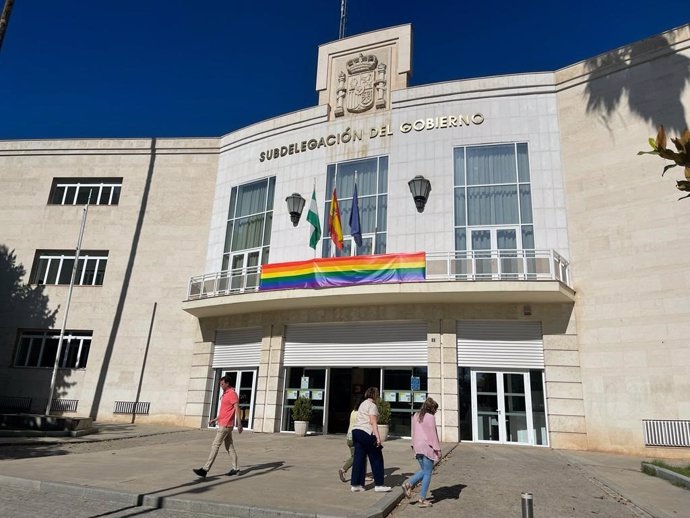 Bandera arcoiris en la fachada de Subdelegacioón.