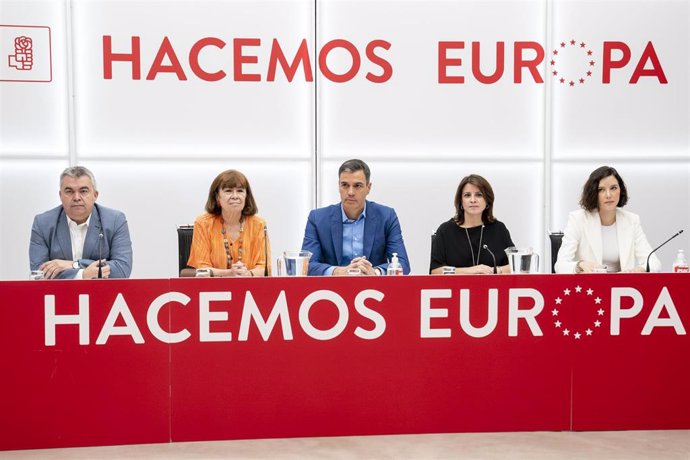  El secretario de Organización, Santos Cerdán; la presidenta del PSOE, Cristina Narbona; el presidente del Gobierno, Pedro Sánchez; la vicesecretaria general del PSOE, Adriana Lastra; en una reunión de la Ejecutiva Federal del PSOE.