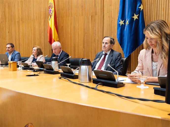 La presidenta de la AIReF, Cristina Herrero (2 por la izquierda), en su comparecencia ante la Comisión de Hacienda y Función Pública del Congreso