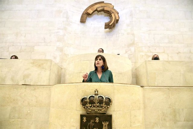 Archivo - La consejera de Economía y Hacienda del Gobierno de Cantabria, Ana Belén Álvarez, en el Pleno del Parlamento