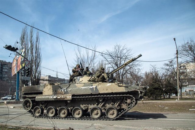 Archivo - Tanque ruso en las calles de Mariúpol, en Ucrania