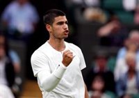 Alcaraz aprende a sufrir sobre hierba y supera su debut en Wimbledon