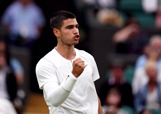 El tenista español Carlos Alcaraz celebra un punto en su debut en Wimbledon 2022