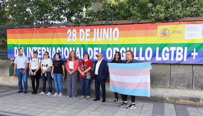 La delegada del Gobierno en CyL y otros representantes de la sociedad y colectivo LGTBI, ante la sede de la Delegación.