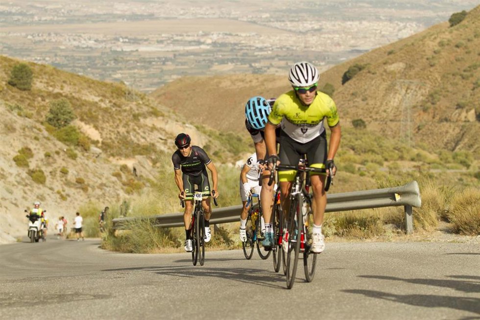 Archivo - Ciclistas en Sierra Nevada
