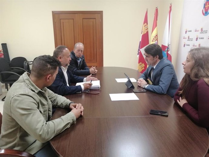 El consejero de Medio Ambiente, Vivienda y Ordenación del Territorio, Juan Carlos Suárez-Quiñones, se reúne con representantes del Consejo Comarcal de El Bierzo.