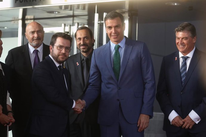 El president de la Generalitat, Pere Aragons, i el president del Govern, Pedro Sánchez, se saluden a la seva arribada als Premis Pimes de Pimec en el Camp Nou al costat del president de Pimec, Antoni Cañete.