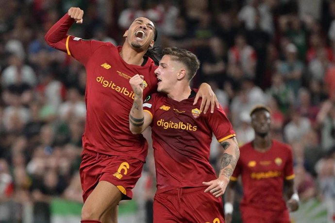 Archivo - Chris Smalling y Nicol Zaniolo celebran el gol de la Roma en la final de la Conference League 2022