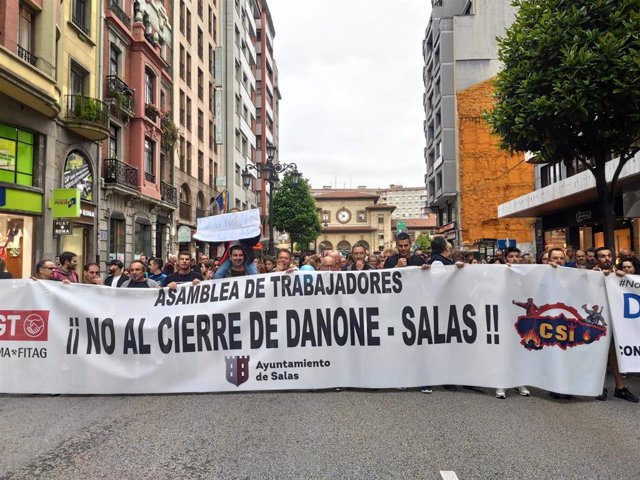 Manifestación contra el cierre de Danone en Salas.