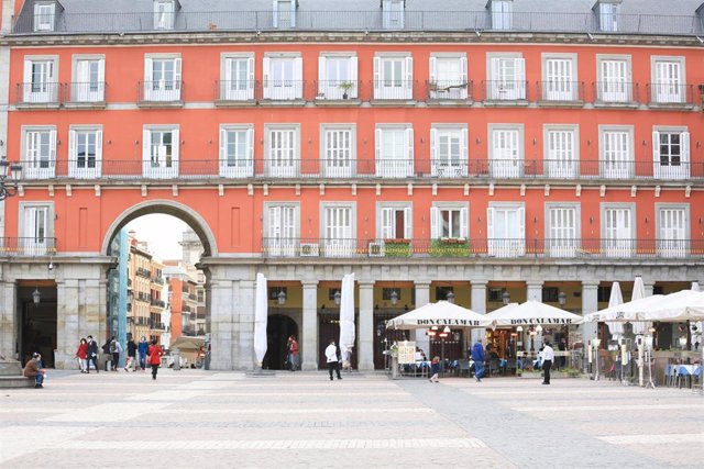 Archivo - Terrazas de bares en la Plaza Mayor de Madrid.