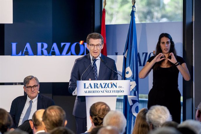 El presidente del Partido Popular, Alberto Núñez Feijóo, ofrece una conferencia, en la Sede de La Razón, a 27 de junio de 2022, en Madrid (España). La aparición se produce en el ciclo La Razón de que organiza el periódico La Razón.