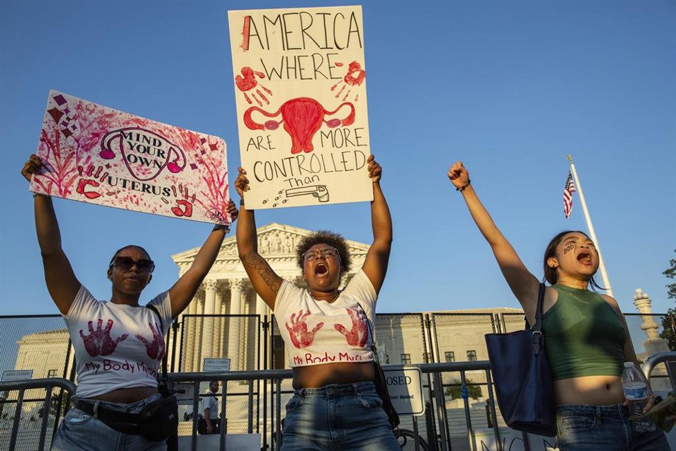Protesta en contra del Tribunal Supremo y su decisión de quitar el rango federal al derecho al aborto en Estados Unidos