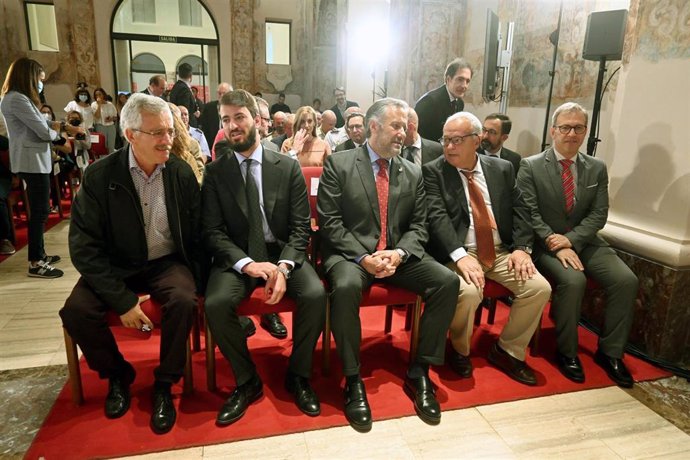 El vicepresidente de la Junta, Juan García-Gallardo (segundo por la izquierda), conversa con José Antonio Ortega Lara en el acto de entrega de medallas a Víctimas del Terrorismo en Castilla y León.