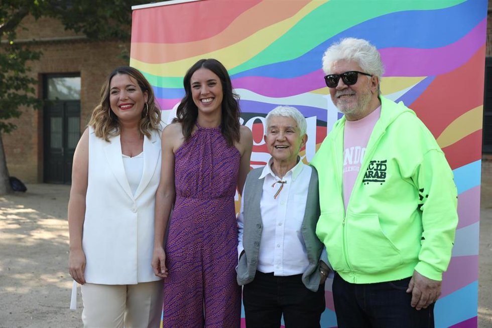 La secretaria de Estado de Igualdad y Contra la Violencia de Género, Ángela Rodríguez 'Pam'; la ministra de Igualdad, Irene Montero; la directora General de Diversidad Sexual y Derechos LGTBI, Boti García Rodrigo, y Pedro Almodóvar durante los premios.
