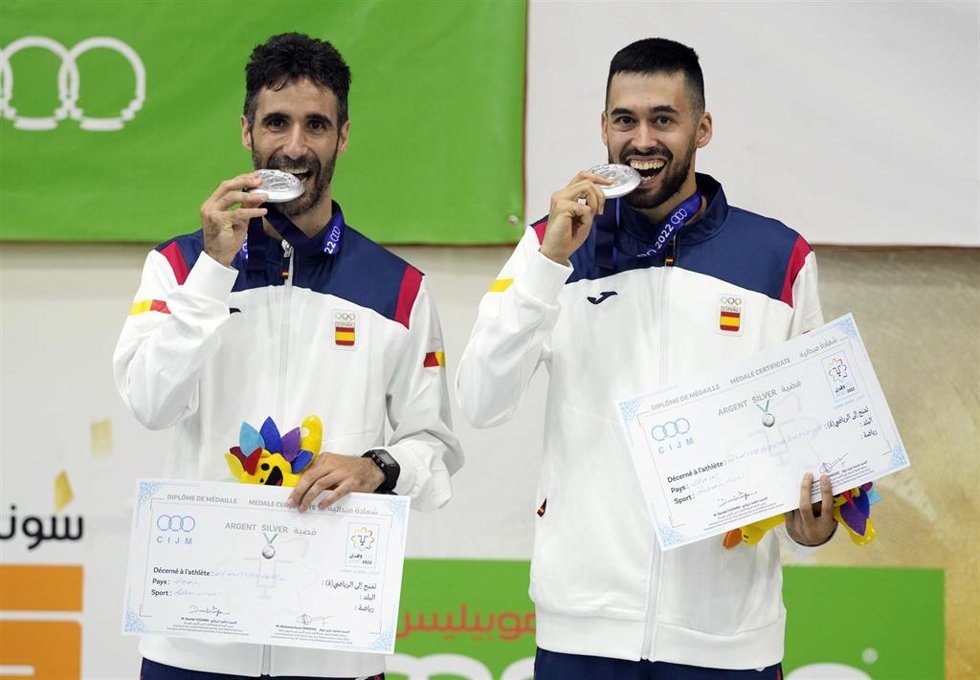 Pablo Abián y Luis Enrique Peñalver muerden su medalla de plata en bádminton en los Juegos del Mediterráneo de Orán de 2022