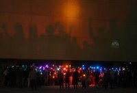 Cerca de 200 personas iluminan con linternas la sede de las Cortes por el Día LGTBI tras la negativa del Parlamento