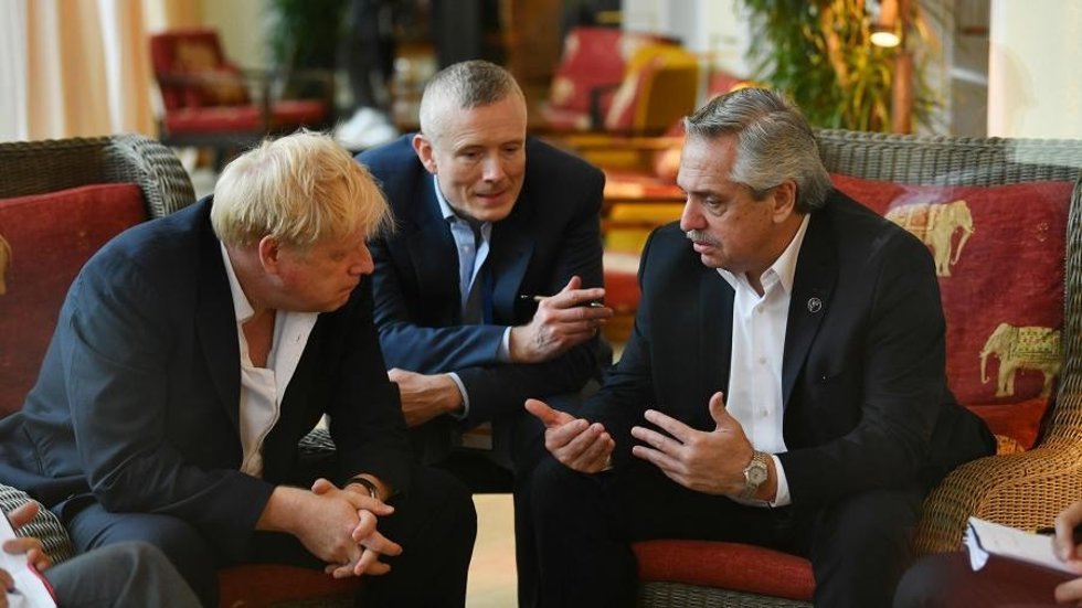 El primer ministro de Reino Unido, Boris Johnson (i), y el presidente de Argentina, Alberto Fernández (d)