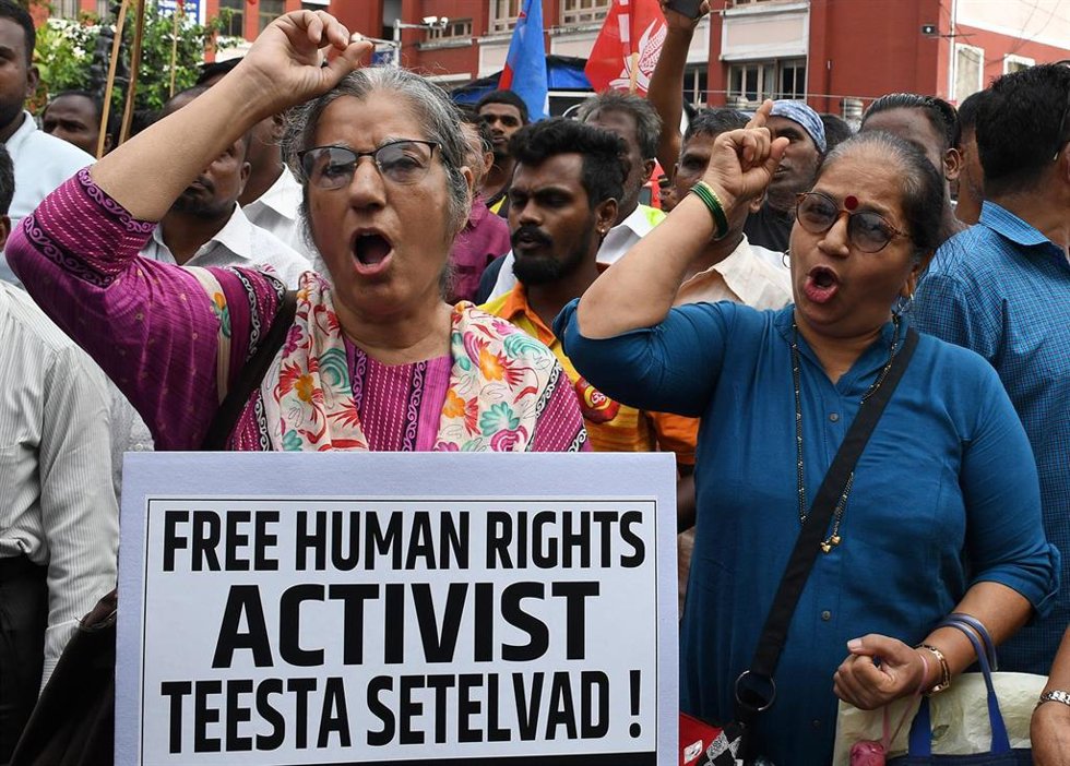 Un manifestante sostiene una pancarta durante una manifestación que exige la liberación de la activista Teesta Setalvad.