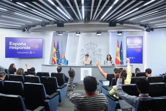 (I-D) La vicepresidenta primera y ministra de Economía y Transformación Digital, Nadia Calviño; la ministra Portavoz, Isabel Rodríguez; y la ministra de Igualdad, Irene Montero, en una comparecencia tras la reunión del Consejo de Ministros en Moncloa.